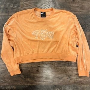 Cropped Nike sweatshirt in a vintage style!